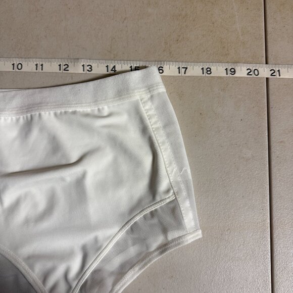 Vintage White Compression Bra – Adjustable Straps – Front Hook Closure – - Picture 8 of 9